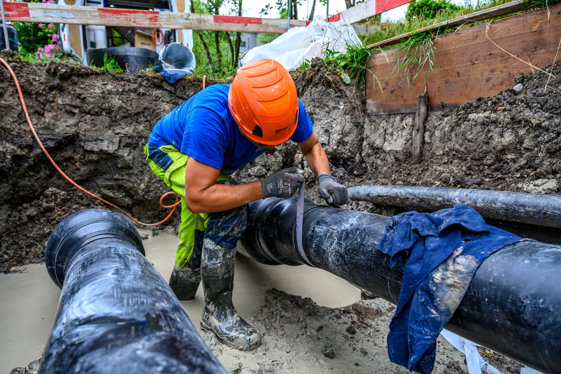 Arbeiter beim Verlegen von Fernwärme Leitung